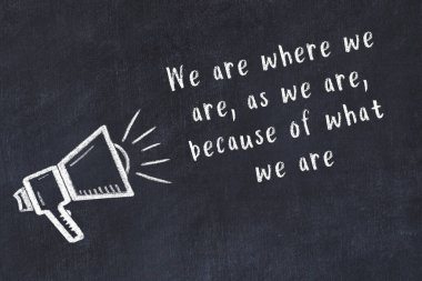 Tebeşir hoparlörü ve siyah masada akıllıca bir alıntı.