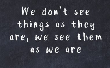 Siyah masadaki akıllı alıntıların tebeşiri.