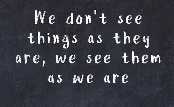 Siyah masadaki akıllı alıntıların tebeşiri.