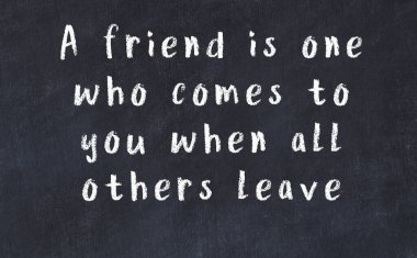 Üzerinde bilge yazılar olan siyah karatahta.