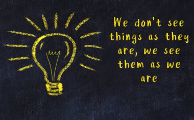 Fikir üretme kavramı. Ampulün tebeşir çizimi. Boşluğu kopyala