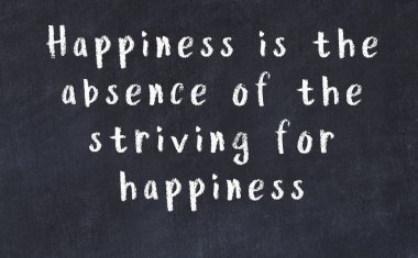 Siyah masadaki akıllı alıntıların tebeşiri.