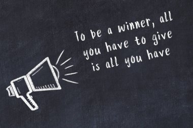 Siyah masaya hoparlör ve motivasyonel alıntının tebeşir çizimi