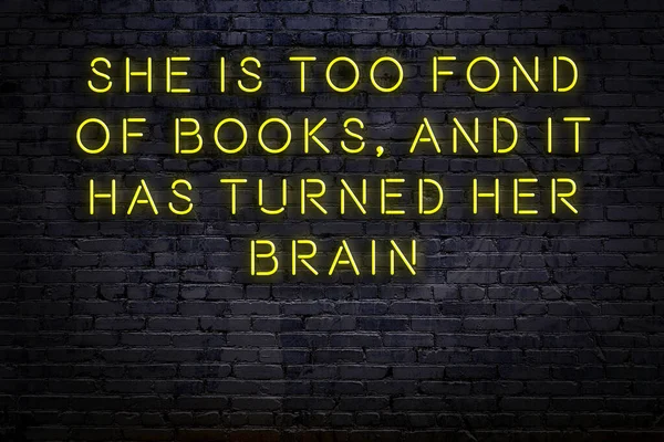 Ночной вид неоновой вывески на кирпичной стене. Мудрое кьютирование. — стоковое фото