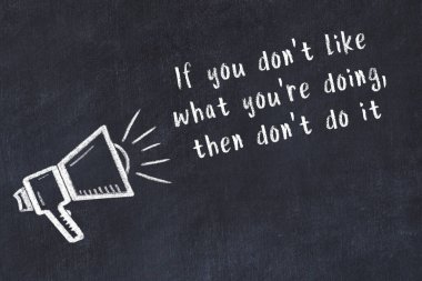Siyah masaya hoparlör ve motivasyonel alıntının tebeşir çizimi