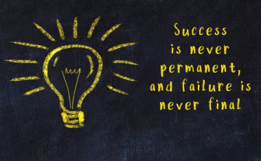 Fikir üretme kavramı. Ampulün tebeşir çizimi. Boşluğu kopyala