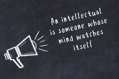 Tebeşir hoparlörü ve siyah masada akıllıca bir alıntı.