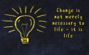 Fikir üretme kavramı. Ampulün tebeşir çizimi. Boşluğu kopyala