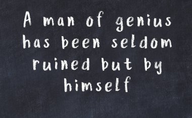 Siyah masadaki akıllı alıntıların tebeşiri.