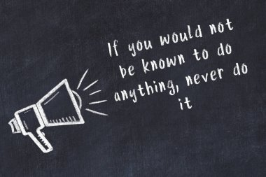 Siyah masaya hoparlör ve motivasyonel alıntının tebeşir çizimi