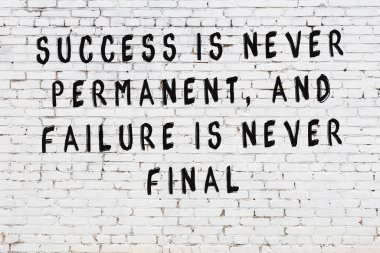 Beyaz tuğla duvar arkaplanına siyah düşünceli bir yazı.