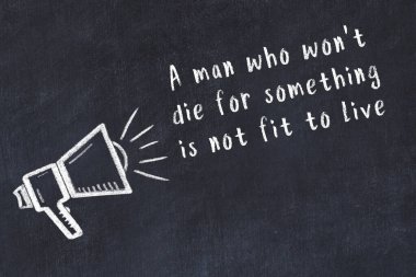 Siyah masaya hoparlör ve motivasyonel alıntının tebeşir çizimi