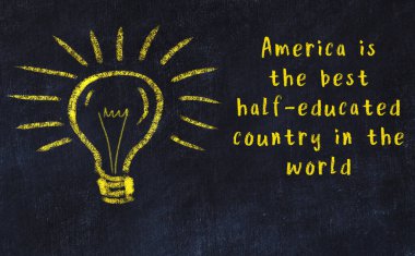 Fikir üretme kavramı. Ampulün tebeşir çizimi. Boşluğu kopyala