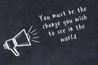 Siyah masaya hoparlör ve motivasyonel alıntının tebeşir çizimi