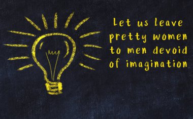 Fikir üretme kavramı. Ampulün tebeşir çizimi. Boşluğu kopyala