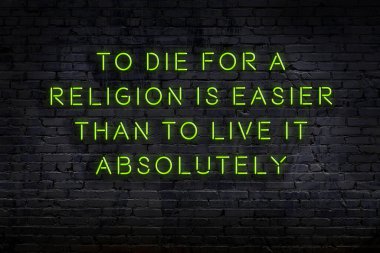 Tuğla duvardaki neon ışığın gece görüşü. Bilge Qoutation. 