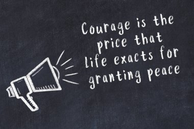 Tebeşir hoparlörü ve siyah masada akıllıca bir alıntı.