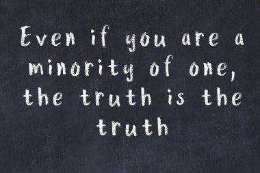 Siyah masadaki akıllı alıntıların tebeşiri.