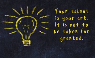 Ampul çizimi ve akıllı alıntıyla siyah karatahta