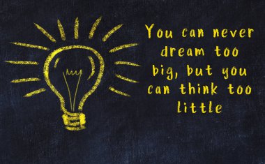 Ampul çizimi ve akıllı alıntıyla siyah karatahta