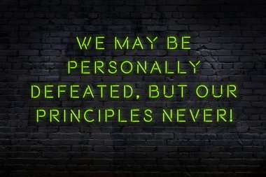 Akıllıca alıntı. Duvara karşı neon yazıtlar