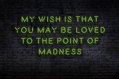 Akıllıca alıntı. Duvara karşı neon yazıtlar