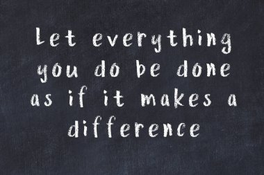 Siyah masadaki akıllı alıntıların tebeşiri.