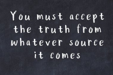 Siyah masadaki akıllı alıntıların tebeşiri.