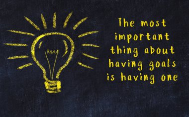 Ampul çizimi ve akıllı alıntıyla siyah karatahta