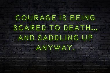 Akıllıca alıntı. Duvara karşı neon yazıtlar