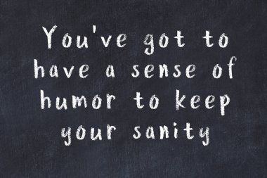 Siyah masadaki akıllı alıntıların tebeşiri.