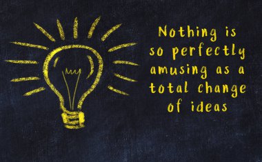 Ampul çizimi ve akıllı alıntıyla siyah karatahta