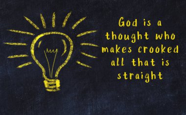 Bir ampulün tebeşir çizimi ve bilgece alıntıların yazımı