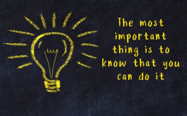 Bir ampulün tebeşir çizimi ve bilgece alıntıların yazımı