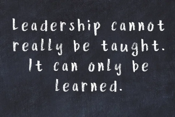 Siyah masadaki akıllı alıntıların tebeşiri.