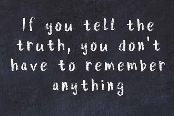 Siyah masadaki akıllı alıntıların tebeşiri.