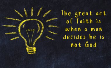 Ampul çizimi ve akıllı alıntıyla siyah karatahta