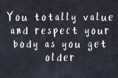 Üzerinde bilge yazılar olan siyah karatahta.