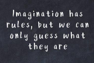 Üzerinde bilge yazılar olan siyah karatahta.