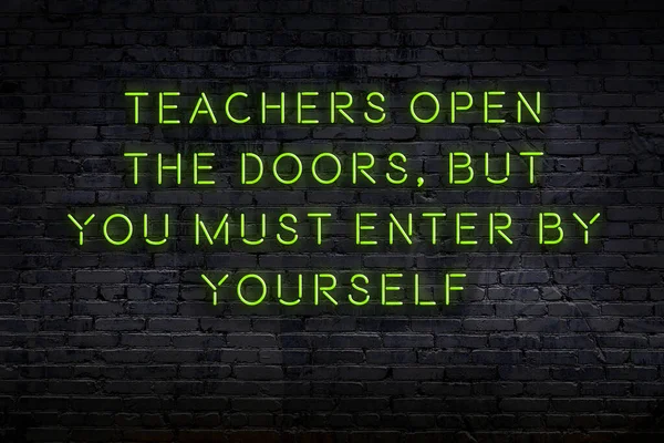 Tuğla duvardaki neon ışığın gece görüşü. Bilge Qoutation. 