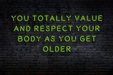 Zekice ve motive edici bir alıntı. Tuğla duvarda neon işareti