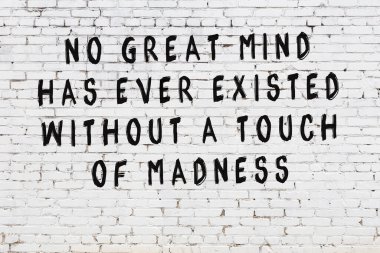 Bilgece alıntıların yazılı olduğu siyah boyanmış beyaz tuğla duvar