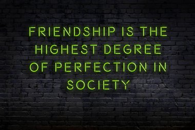 Tuğla duvardaki neon ışığın gece görüşü. Bilge Qoutation. 