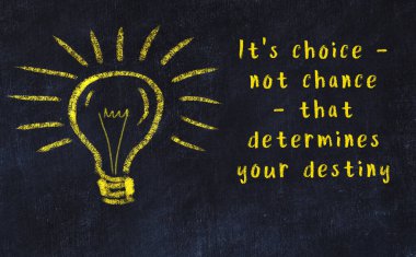 Ampul çizimi ve akıllı alıntıyla siyah karatahta