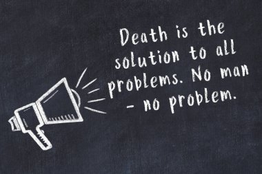 Tebeşir hoparlörü ve siyah masada akıllıca bir alıntı.