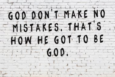 Bilgece alıntıların yazılı olduğu siyah boyanmış beyaz tuğla duvar