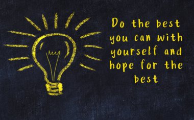 Bir ampulün tebeşir çizimi ve bilgece alıntıların yazımı