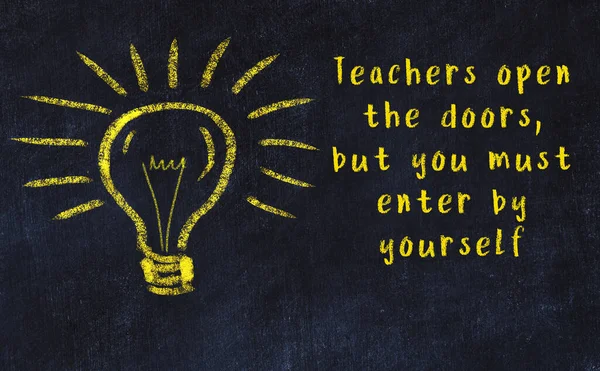 Ampul çizimi ve akıllı alıntıyla siyah karatahta