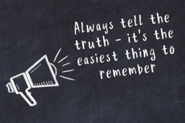 Tebeşir hoparlörü ve siyah masada akıllıca bir alıntı.