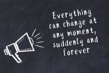 Siyah masaya hoparlör ve motivasyonel alıntının tebeşir çizimi